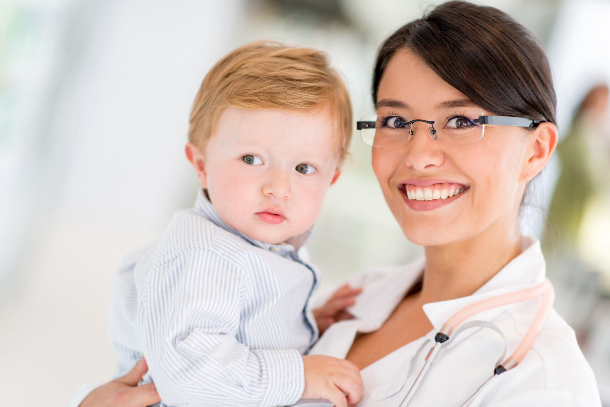 doctor-with-a-little-boy-at-the-hospital-in-the-pe-2026-04-14-00-15-52-utc
